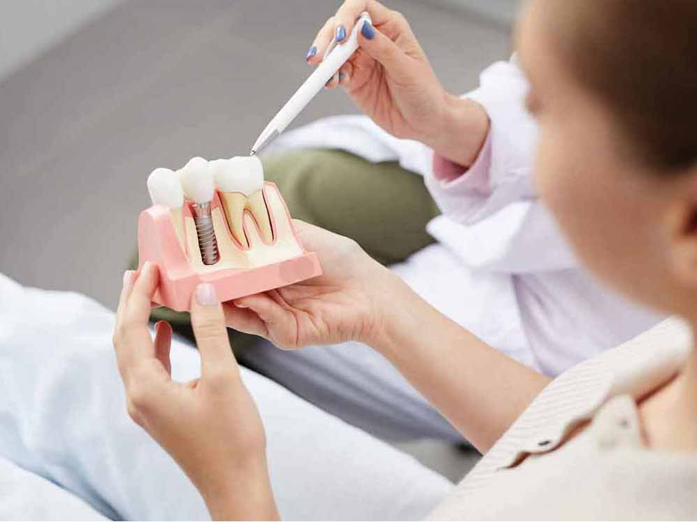 In drei Schritten zu Zahnimplantaten im Westerwald - Durchführung und Pflege